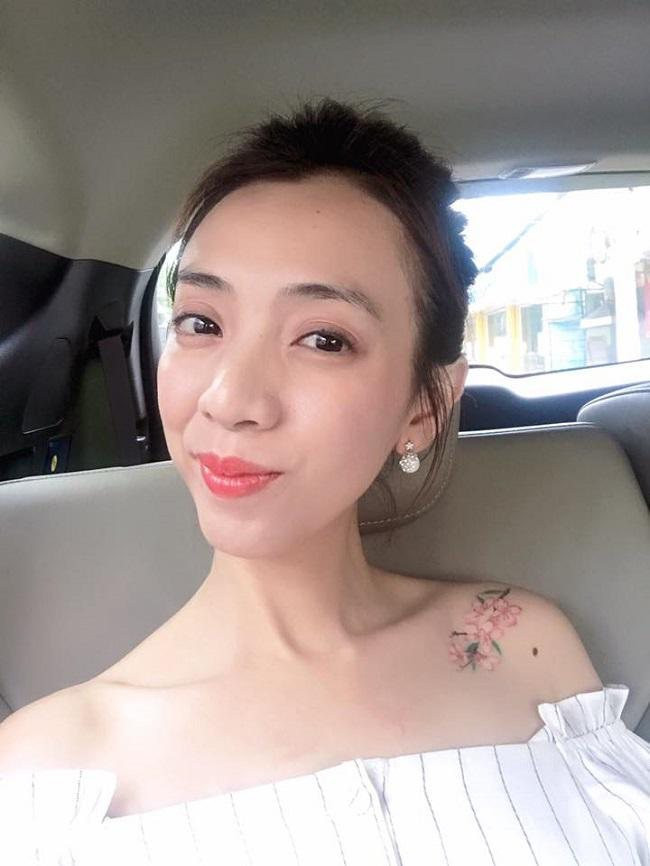 Dan nguoi dep U50 - U60 Vbiz chang ngai khoe hinh xam day ca tinh-Hinh-7