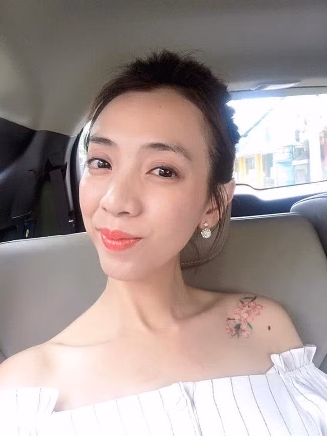 Dan nguoi dep U50 - U60 Vbiz chang ngai khoe hinh xam day ca tinh-Hinh-7