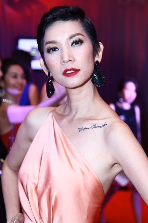 Dan nguoi dep U50 - U60 Vbiz chang ngai khoe hinh xam day ca tinh-Hinh-6