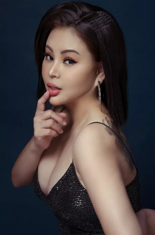 Dan nguoi dep U50 - U60 Vbiz chang ngai khoe hinh xam day ca tinh