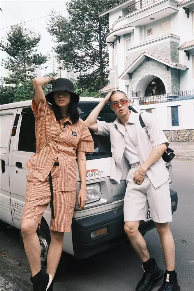  Khoảnh khắc hội ngộ thành viên trong gia đình khiến CEO Việt kiều Đức đặc biệt xúc động. Có thể thấy em trai Huy Trần sở hữu gương mặt khá giống anh, song có phần cá tính hơn. Chàng trai này cao ráo, khá bảnh bao, trên mạng xã hội chia sẻ nhiều hình ảnh phong cách, cá tính khi làm mẫu ảnh.