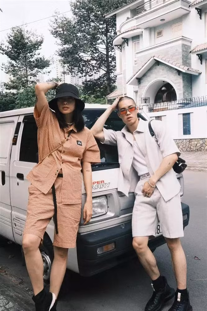  Khoảnh khắc hội ngộ thành viên trong gia đình khiến CEO Việt kiều Đức đặc biệt xúc động. Có thể thấy em trai Huy Trần sở hữu gương mặt khá giống anh, song có phần cá tính hơn. Chàng trai này cao ráo, khá bảnh bao, trên mạng xã hội chia sẻ nhiều hình ảnh phong cách, cá tính khi làm mẫu ảnh.