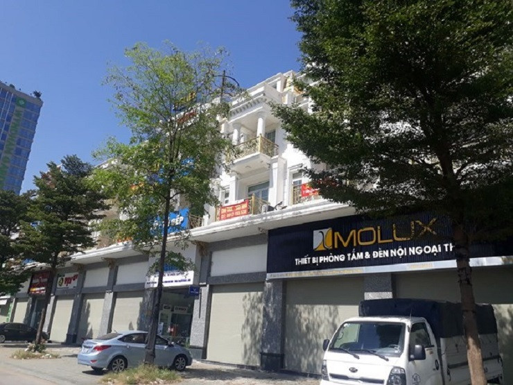 La liet nha pho, biet thu bo hoang nhung gia van “tren troi”