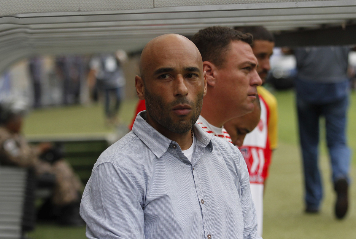 Người con nổi tiếng nhất của Pele có lẽ là Edinho, tên đầy đủ là Edson Cholbi do Nascimento. Ông sinh năm 1970 và là con của người vợ đầu tiên Rosemeri Cholbi Nascimento. Edinho từng chơi bóng đến năm 1999 thì chuyển sang làm huấn luyện viên nhưng sau đó ông dính phải bê bối rửa tiền và buôn ma tuý vào năm 2005. Năm 2014, toà kết án ông 33 năm tù nhưng nhờ kháng cáo mà bản án giảm còn 12 năm 10 tháng. Đến tháng 9/2019, Edinho được thi hành án tại gia với những điều lệ đi kèm.