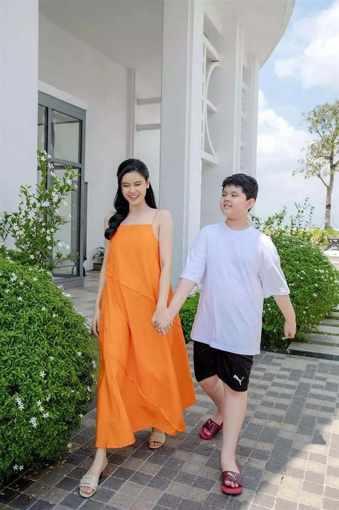 Nói về ngoại hình con trai, chồng cũ Trương Quỳnh Anh - ca sĩ Tim - từng trầm trồ: "Học tiểu học mà anh hai cao sắp bằng ba rồi".