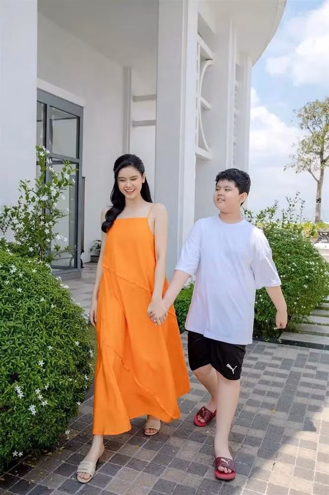 Nói về ngoại hình con trai, chồng cũ Trương Quỳnh Anh - ca sĩ Tim - từng trầm trồ: "Học tiểu học mà anh hai cao sắp bằng ba rồi".