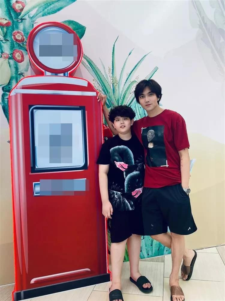 Tim - Trương Quỳnh Anh từng có hôn nhân mật ngọt, cho tới năm 2017 thì vướng nghi án rạn nứt. Sau 1 năm khiến khán giả "rối tung rối mù" bởi tin đồn ly hôn, Tim chính thức xác nhận đường ai nấy đi với Trương Quỳnh Anh vào tháng 7/2018.