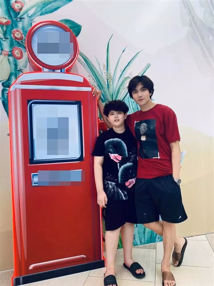 Tim - Trương Quỳnh Anh từng có hôn nhân mật ngọt, cho tới năm 2017 thì vướng nghi án rạn nứt. Sau 1 năm khiến khán giả "rối tung rối mù" bởi tin đồn ly hôn, Tim chính thức xác nhận đường ai nấy đi với Trương Quỳnh Anh vào tháng 7/2018.