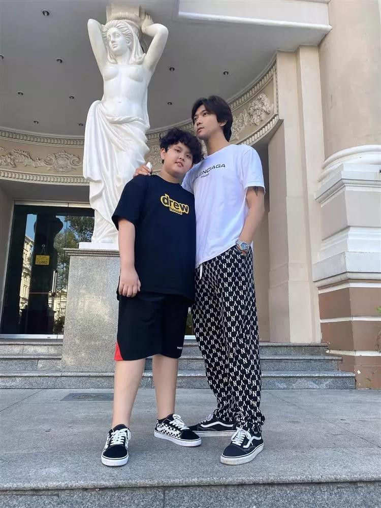 é Sushi năm nay lên 10 tuổi, hiện đang học lớp 5. Nhóc tỳ là trái ngọt hôn nhân duy nhất của Trương Quỳnh Anh và Tim.