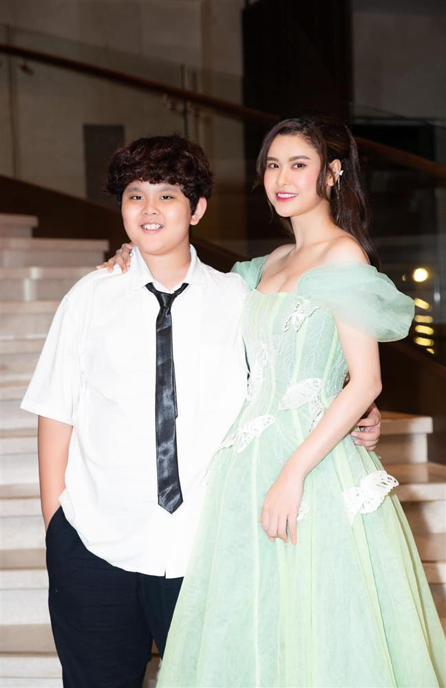 Mới đây, Trương Quỳnh Anh khoe loạt ảnh được con trai tháp tùng đi sự kiện. Theo nữ ca sĩ, quý tử đã cùng mẹ tham dự Giải thưởng Cánh Diều Vàng 2021 tại Nha Trang vào tối qua (12/9/2022).