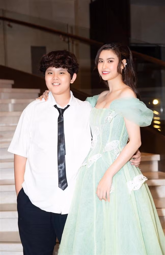 Mới đây, Trương Quỳnh Anh khoe loạt ảnh được con trai tháp tùng đi sự kiện. Theo nữ ca sĩ, quý tử đã cùng mẹ tham dự Giải thưởng Cánh Diều Vàng 2021 tại Nha Trang vào tối qua (12/9/2022).