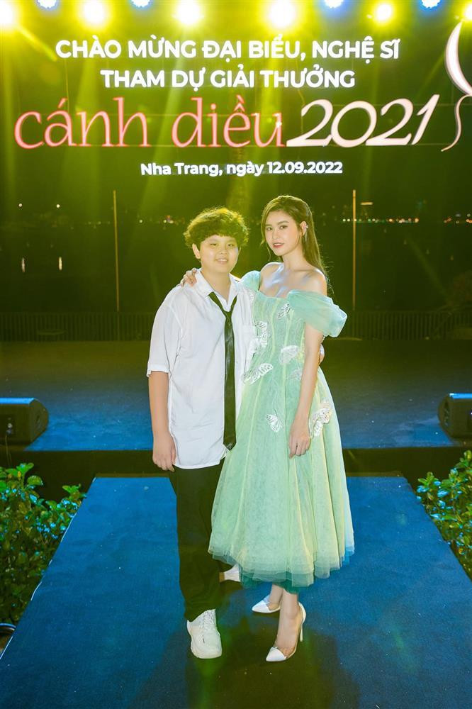 Khiến dân mạng quan tâm đặc biệt là ngoại hình phổng phao của nhóc tỳ 10 tuổi. "2 'chị em' tại Cánh Diều Vàng đêm qua. Nay nhìn bạn ra dáng thanh niên rồi, thương ghê", Trương Quỳnh Anh cảm thán.