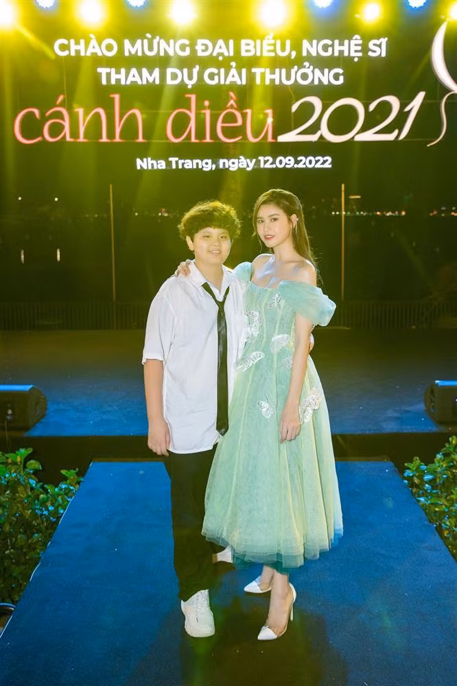 Khiến dân mạng quan tâm đặc biệt là ngoại hình phổng phao của nhóc tỳ 10 tuổi. "2 'chị em' tại Cánh Diều Vàng đêm qua. Nay nhìn bạn ra dáng thanh niên rồi, thương ghê", Trương Quỳnh Anh cảm thán.