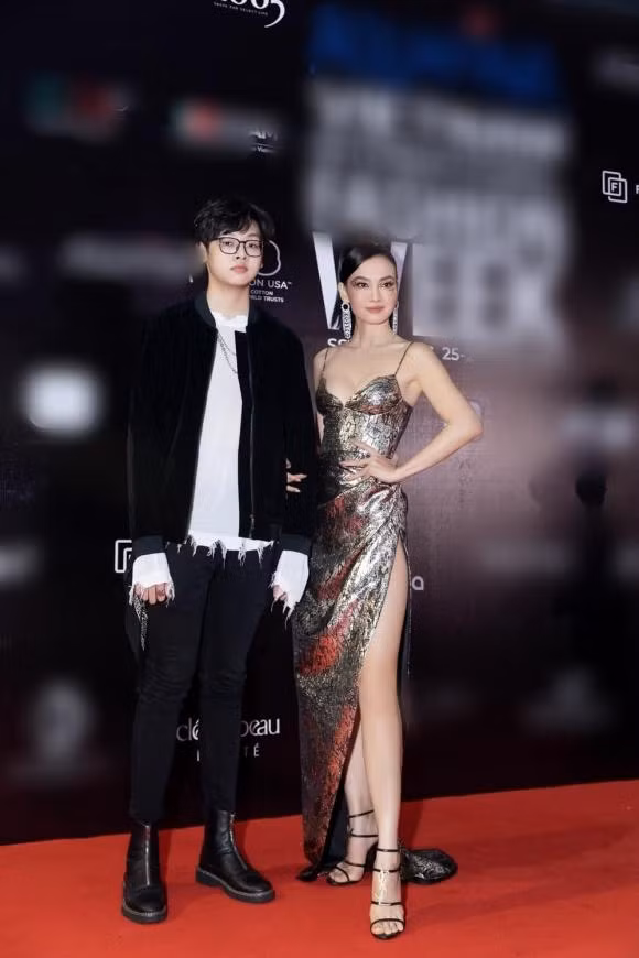 Thi thoảng, Anh Thư cũng đưa con trai cưng đi dự các sự kiện cùng cô. Quý tử khá thích thú và muốn được làm trợ lí riêng cho mẹ trên thảm đỏ. Khán giả dự đoán rằng chắc hẳn trong tương lai, con trai Anh Thư sẽ là một mĩ nam đình đám hớp hồn triệu thiếu nữ cho mà xem.