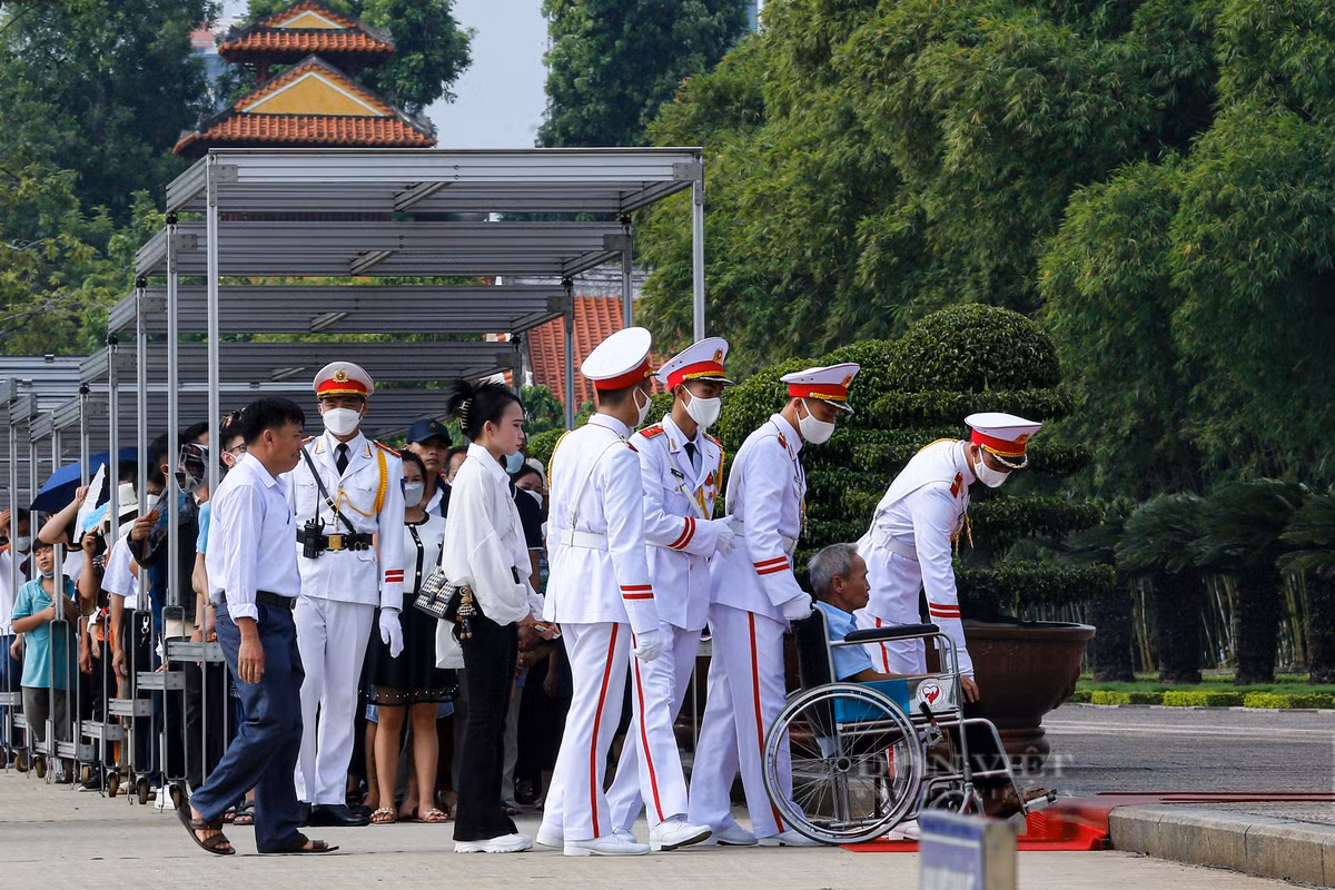 Hang van nguoi xep hang vao Lang ngay Quoc khanh 2/9-Hinh-6