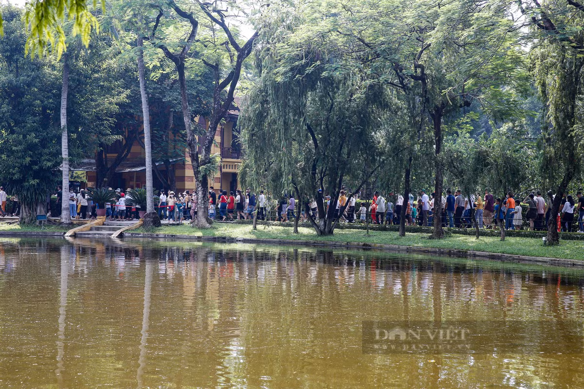 Hang van nguoi xep hang vao Lang ngay Quoc khanh 2/9-Hinh-10