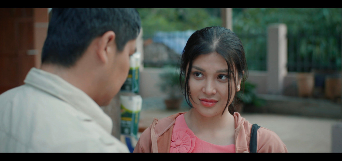 Trong phim này, 'Ngọc nữ Bolero' Lily Chen vào vai Liễu - vợ anh trưởng thôn xã Hào (Minh Luân). Liễu là người phụ nữ toàn tâm toàn ý với chồng, có tính cách tốt bụng nhưng không hề biết ông xã phản bội mình.