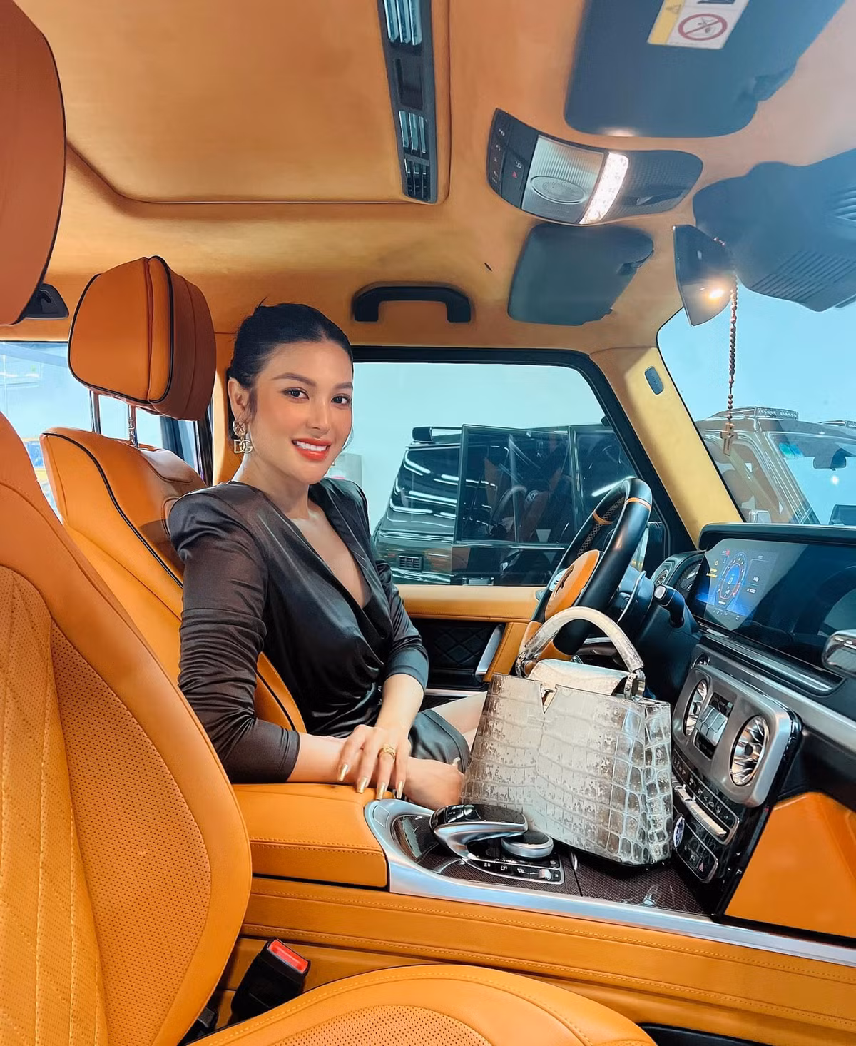 Nhiều người không khỏi trầm trồ trước cuộc sống xa hoa của nữ ca sĩ, diễn viên. Cô từng chia sẻ trên trang cá nhân chiếc túi hiệu đắt đỏ có giá 7 tỷ đồng. 