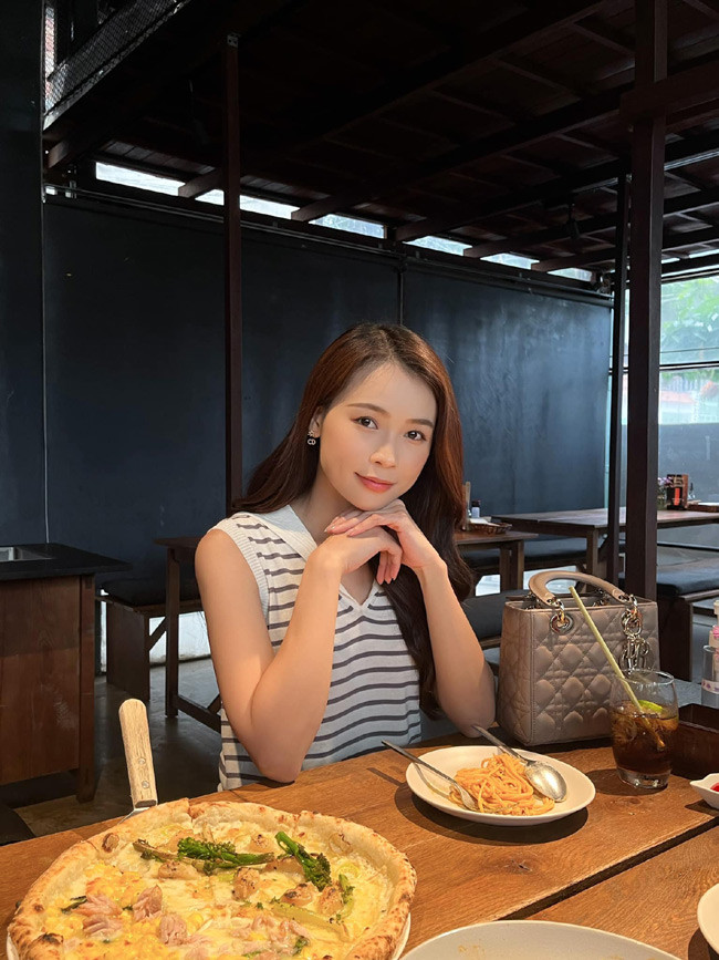 Khi để mặt mộc, người đẹp phim "Siêu sao siêu ngố" vẫn đốn tim người hâm mộ. Nhiều người vẫn lầm tưởng "em chưa 18" dù hiện tại Sam đã 32 tuổi.