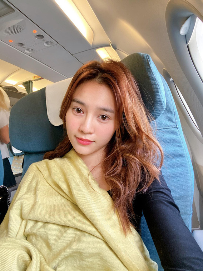 Thậm chí cô nàng còn tự tin selfie khi trên máy bay với gương mặt mộc tự nhiên.