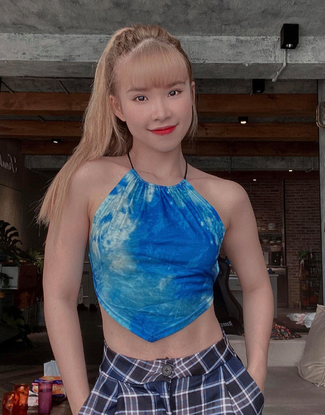 Nữ ca sĩ Khởi My vẫn giữ được nét trẻ trung ở tuổi 32.