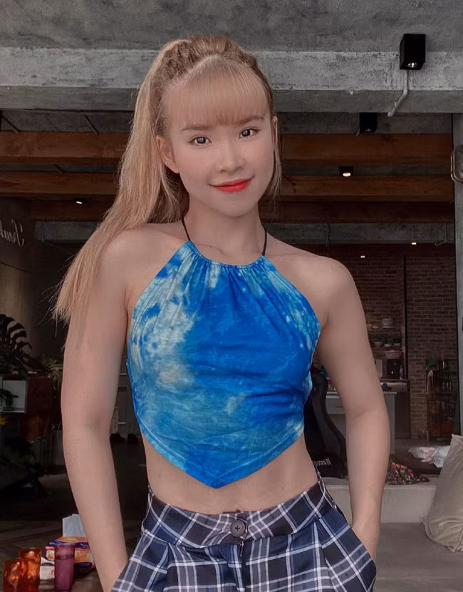 Nữ ca sĩ Khởi My vẫn giữ được nét trẻ trung ở tuổi 32.