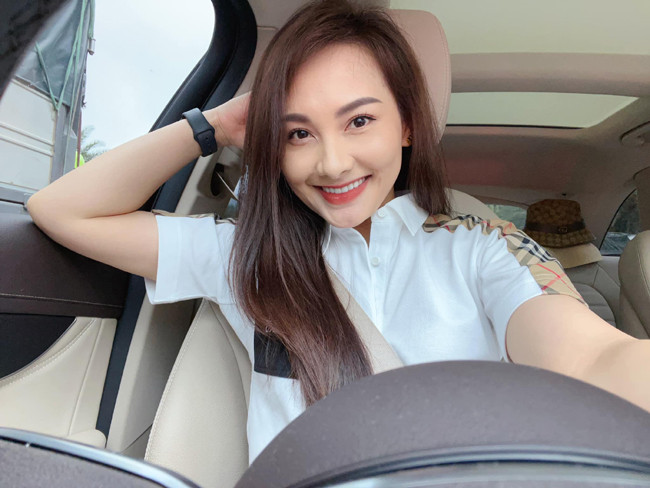 Là bà mẹ hai con, Bảo Thanh vẫn trẻ trung như một sinh viên nhờ nước da trắng hồng.