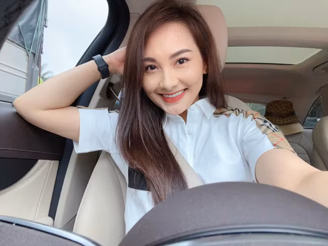 Là bà mẹ hai con, Bảo Thanh vẫn trẻ trung như một sinh viên nhờ nước da trắng hồng.