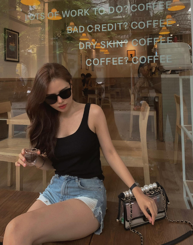 Nữ diễn viên Phanh Lee sau khi kết hôn với tổng giám đốc tập đoàn nghìn tỷ chủ yếu dành thời gian cho gia đình. Mới đây cô tiết lộ hình ảnh sắp chào đón em bé thứ hai.