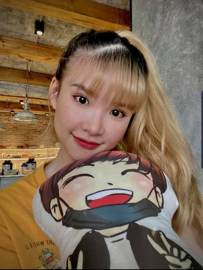 Nhiều khán giả nhận xét Khởi My như "búp bê không tuổi" vì hình ảnh hiện tại không khác thời điểm 10 năm trước là mấy.