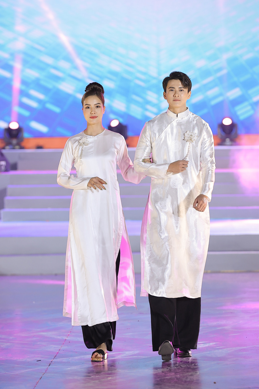 Dũng Nguyễn cho biết, anh chọn áo dài để dấn thân sau khi trở thành một chuyên gia trang điểm có tiếng là vì tình yêu sâu đậm với trang phục mang vóc dáng quê hương này.