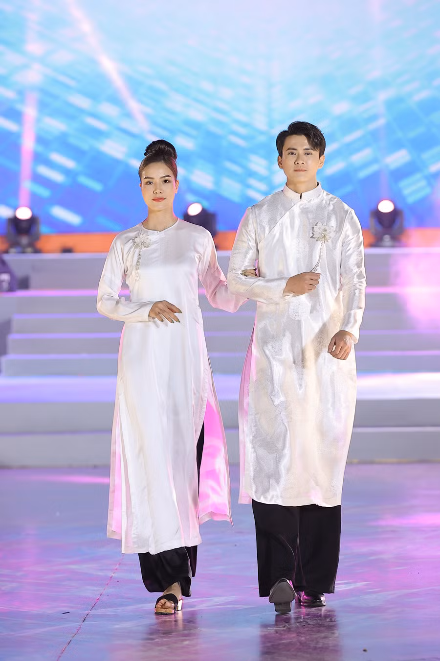 Dũng Nguyễn cho biết, anh chọn áo dài để dấn thân sau khi trở thành một chuyên gia trang điểm có tiếng là vì tình yêu sâu đậm với trang phục mang vóc dáng quê hương này.