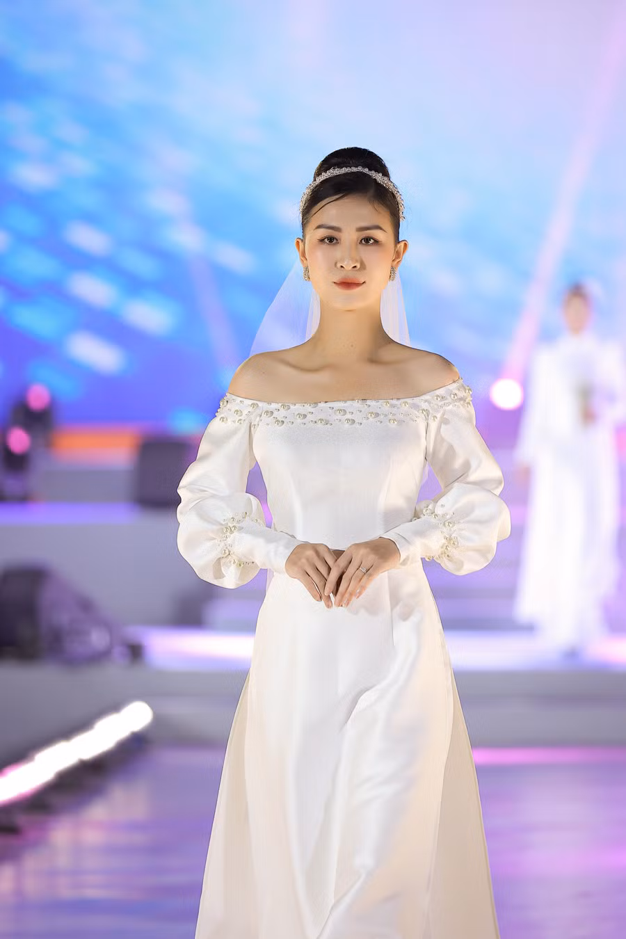 Được biết, Lễ hội Áo dài Du lịch Hà Nội 2022 là lần đầu tiên NTK Dũng Nguyễn trình diễn trước công chúng một bộ sưu tập dù anh đã bước đến ngành này nhiều năm và có nhận được nhiều sự ủng hộ của nghệ sĩ và công chúng.