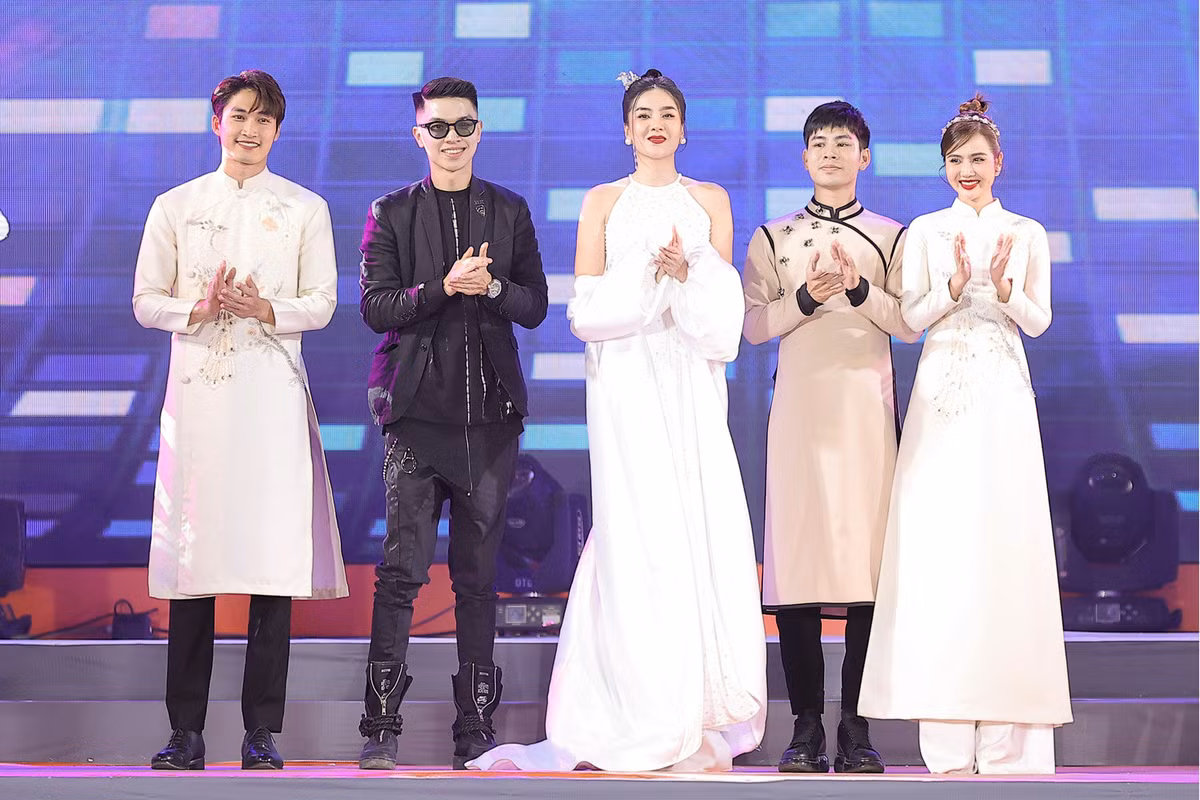 BST “Em về tinh khôi” của Dũng Nguyễn gồm 17 thiết kế màu trắng chủ đạo lấy cảm hứng từ vẻ đẹp tinh khôi của cô gái 17 xuân thì. Kiểu dáng phá cách của áo dài là ngụ ý cuộc giao thoa giữa yếu tố truyền thống và đương đại, đưa áo dài gần hơn tới người trẻ. Ngoài ra, NTK chú trọng đến phụ liệu đính kết tinh tế và các phụ kiện như trâm cài tóc, bờm thay vì chỉ có mấn đội đầu như trong truyền thống.