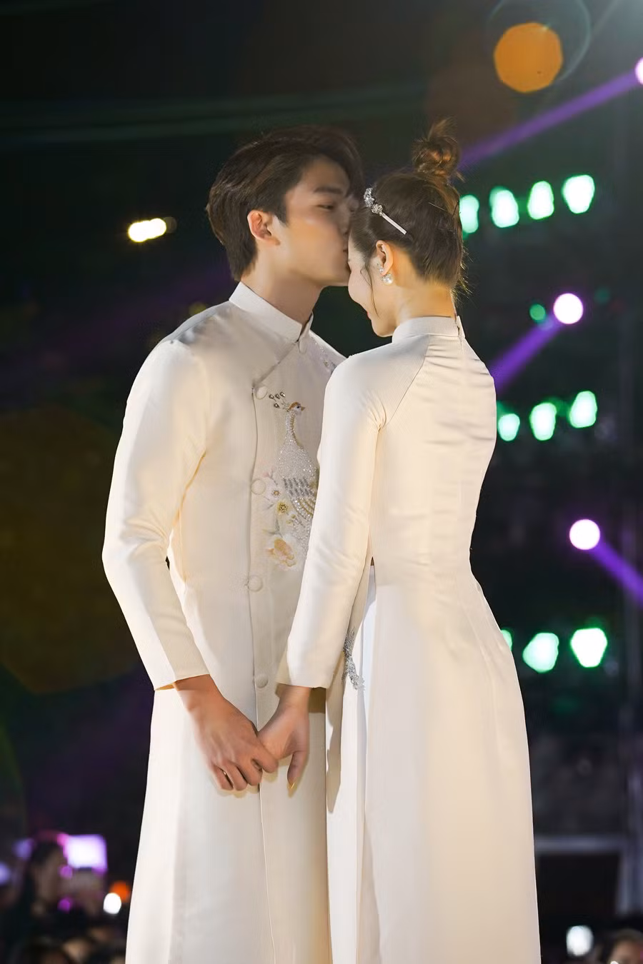 Cặp đôi Đình Tú – Phan Minh Huyền trong vai trò first face. Diện trang phục áo dài cưới, cặp đôi dành cho nhau cái nhìn trìu mến, khả năng diễn xuất tái hiện hình ảnh “cậu - mợ” trong Thương ngày nắng về chiếm trọn tình cảm của khán giả.