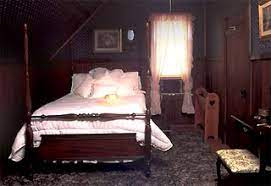 Khi ngôi nhà ít hoặc nghiêm trọng hơn là không nhận được ánh sáng mặt trời, khí dương sẽ rất yếu, khí âm mạnh hơn khiến không gian sống luôn cảm thấy lạnh lẽo. Hãy chú ý đừng để vô tình rước họa vào nhà vì những quan niệm sai lầm về phong thủy.