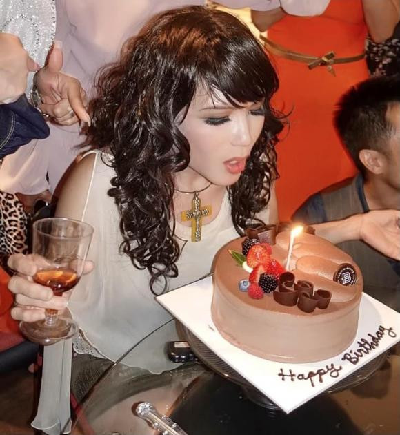 Bà xã Chí Tài ăn mặc hồi teen trong sinh nhật ca sĩ Nhật Hạ Ba xa Chi Tai an mac hoi teen trong sinh nhat ca si Nhat Ha