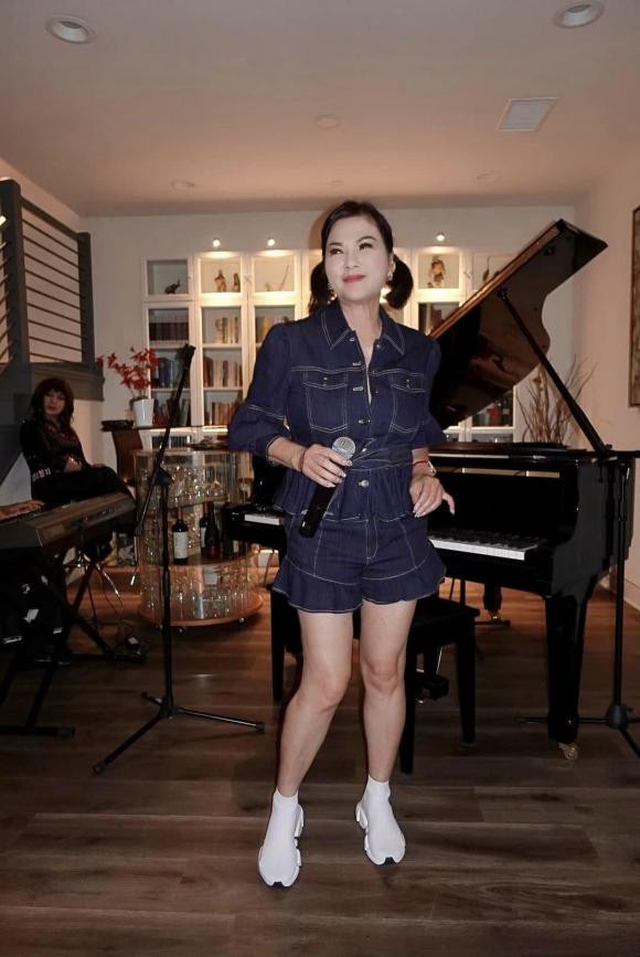 Bà xã Chí Tài ăn mặc hồi teen trong sinh nhật ca sĩ Nhật Hạ - Hình 9 Ba xa Chi Tai an mac hoi teen trong sinh nhat ca si Nhat Ha-Hinh-9