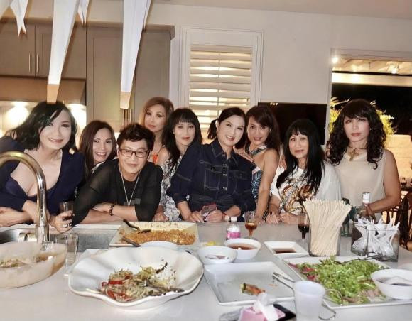 Bà xã Chí Tài ăn mặc hồi teen trong sinh nhật ca sĩ Nhật Hạ - Hình 6 Ba xa Chi Tai an mac hoi teen trong sinh nhat ca si Nhat Ha-Hinh-6