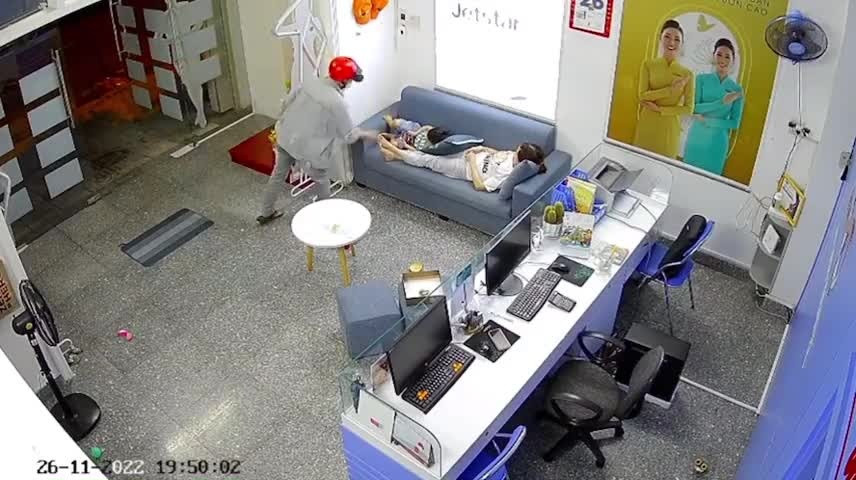 Cuop vao tan nha, giat smartphone tren tay em be