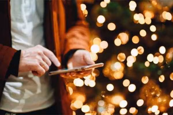 Dem Giang sinh gui nham tin nhan nho bo cho vo, chong xau ho