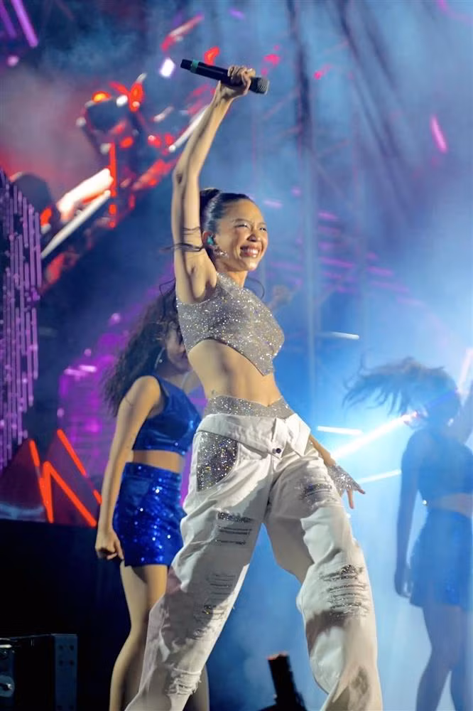 Toc Tien, Phuong Oanh khoe chan bam dap