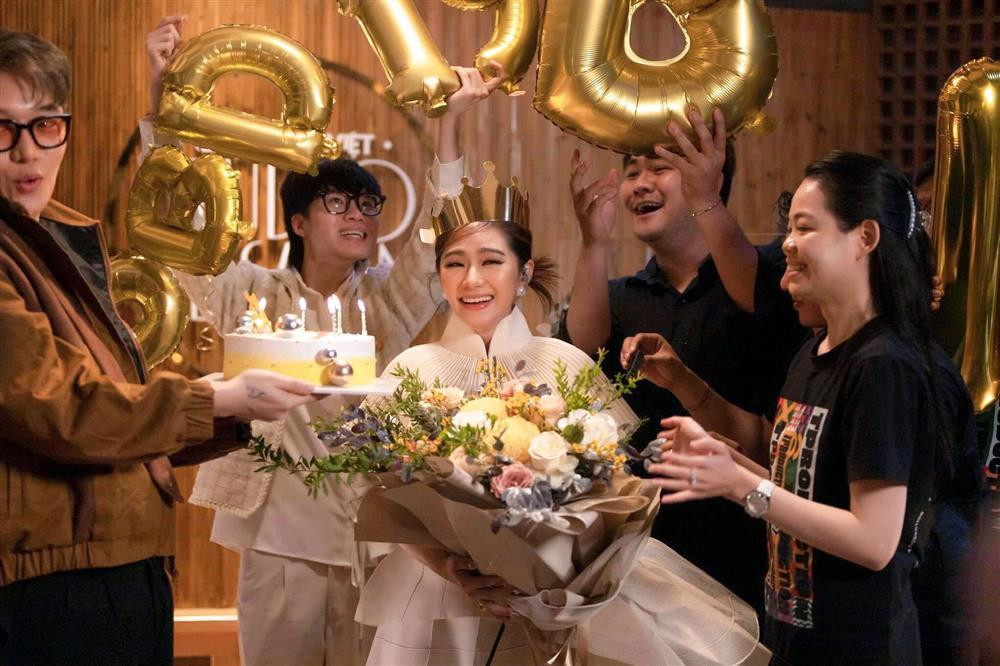 ược biết, đây là buổi tiệc sinh nhật cô được đồng nghiệp, bạn bè bí mật tổ chức mà không hề hay biết. Thế nhưng, Lương Bích Hữu vẫn xuất hiện với diện mạo vô cùng xinh đẹp.