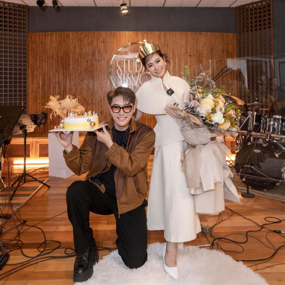 hâu Đăng Khoa cũng có mặt trong bữa tiệc.