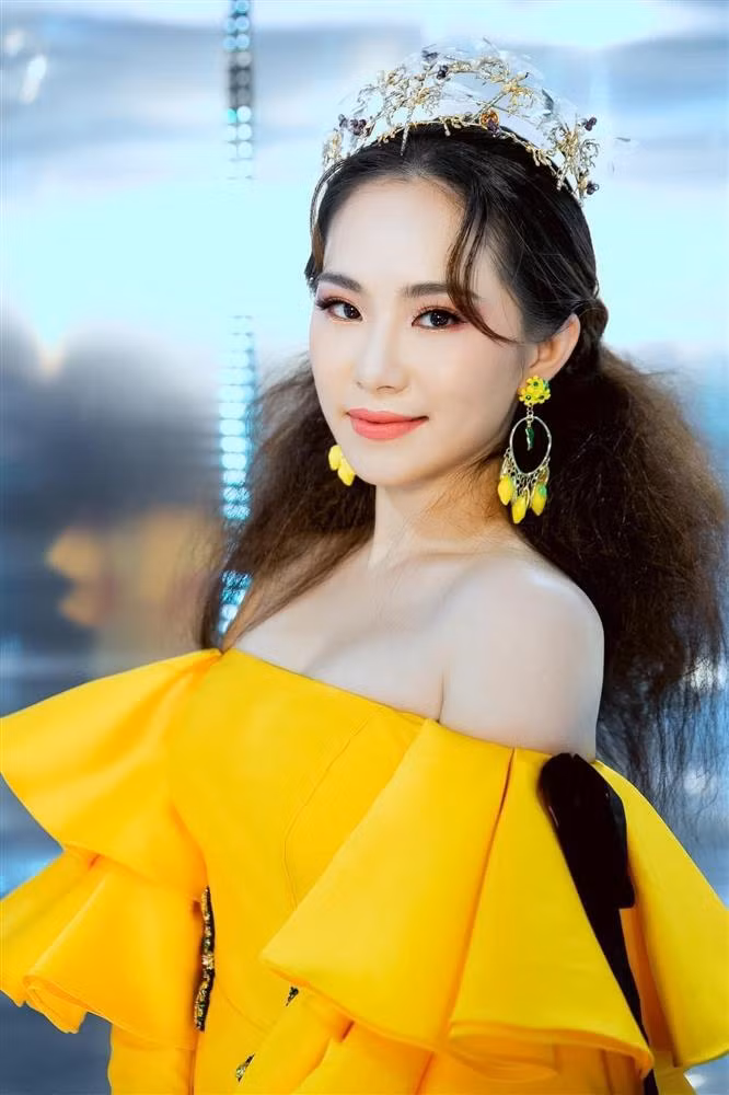 Không còn tham dự nhiều các sự kiện hay ra mắt sản phẩm âm nhạc mới nhưng mỗi khi xuất hiện, nữ ca sĩ vẫn gây sốt với diện mạo xuất sắc.