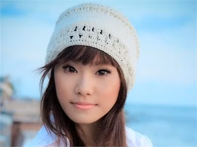 Các nét trên gương mặt của cô gần như không thay đổi, vẫn đôi mắt một mí, sống mũi cao, làn da căng bóng...