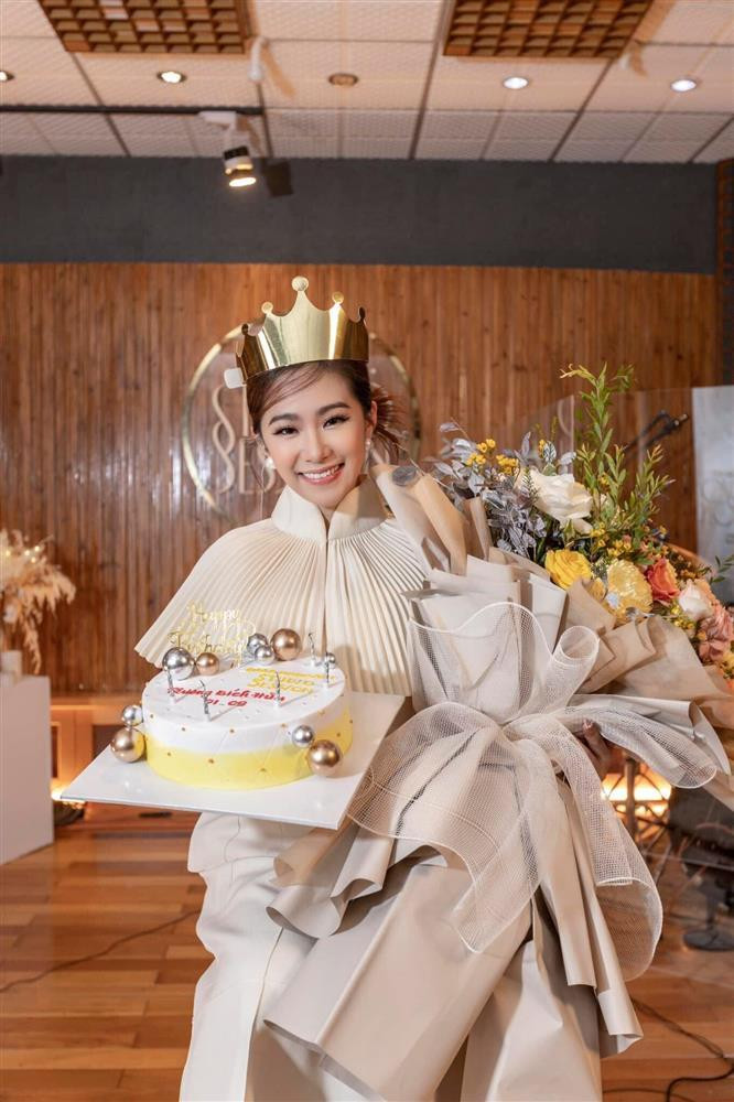 àn trở lại mạnh mẽ này được phát sóng cận kề dịp sinh nhật của Lương Bích Hữu, khiến niềm vui nhân đôi. Nữ ca sĩ vừa cập nhật những hình ảnh trong tiệc sinh nhật tuổi 38 của mình.