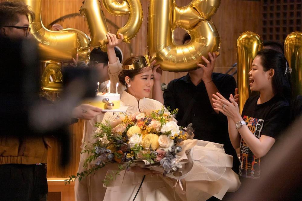 iểu cảm hạnh phúc ngập tràn cùng nụ cười mắt hí cộp mác Lương Bích Hữu.