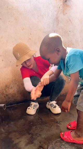 Bà Nhân Vlog thừa nhận ké fame Lôi Con để "xin vía" - Hình 2 Ba Nhan Vlog thua nhan ke fame Loi Con de