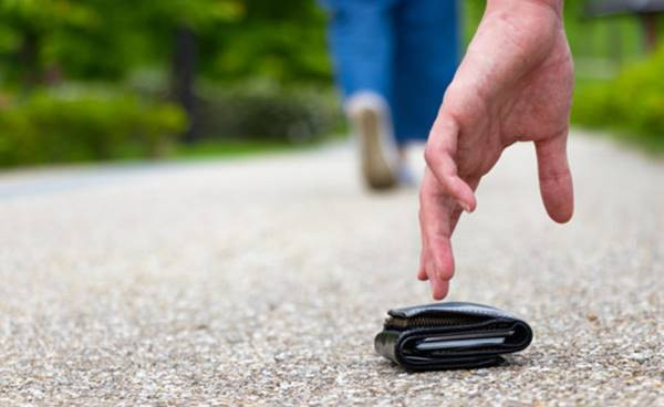 2. Ví. Theo cách tương tự, những kẻ nói dối sẽ tìm một số địa điểm thưa thớt dân cư hoặc vắng vẻ để đi bộ trước mặt bạn và giả vờ chạm vào chúng để thu hút sự chú ý của chúng ta. 